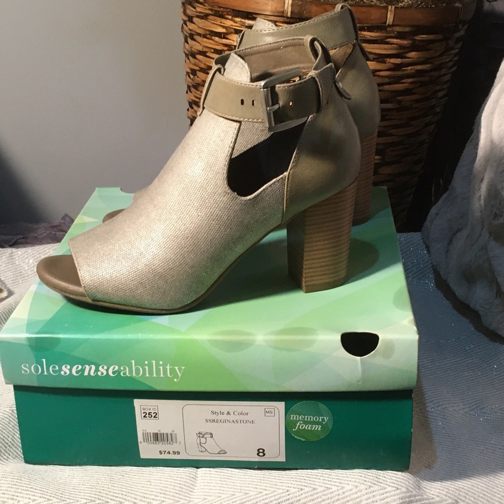 NIB SoleSenseAbility Regina Peep Toe Heels